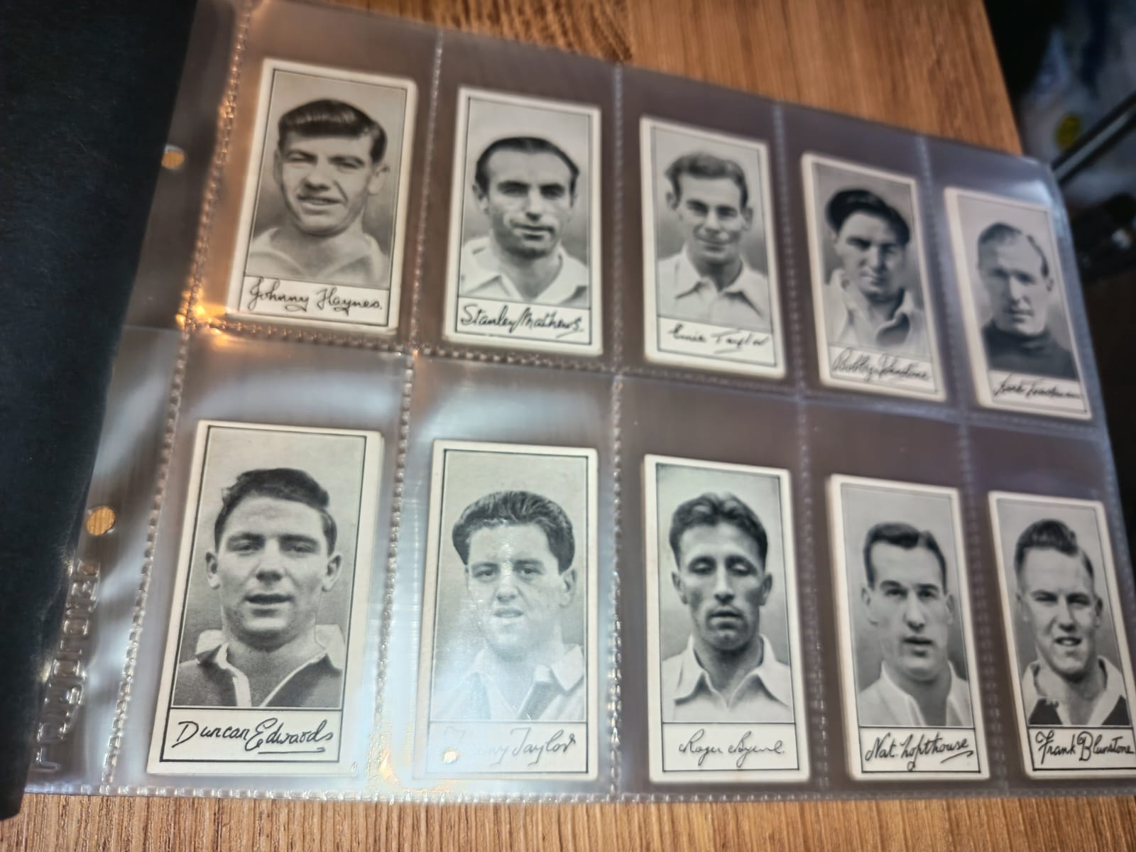 AZ3/90 Famous Footballers A5 Barratt & Co Ltd 1957- Full card set